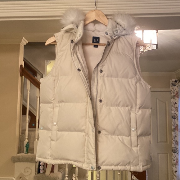 Puffer vest with removable hood - Picture 5 of 9
